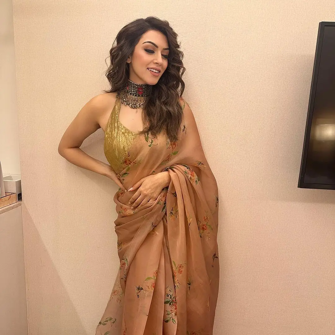 HANSIKA MOTWANI IN ORANGE COLOR SAREE SLEEVELESS YELLOW BLOUSE 2